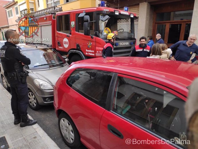 Los Bomberos de Palma han rescatado en la tarde de este domingo a una menor que se había quedado encerrada en el interior de un  vehículo.