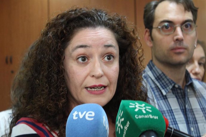 La portavoz parlamentaria de Adelante Andalucía, Inmaculada Nieto, atendiendo a los periodistas