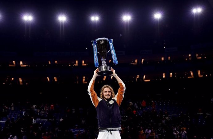 El tenista griego Stefanos Tsitsipas levanta el trofeo de campeón de las Finales de la ATP 2019