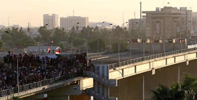Puente Sinak ocupado por manifestantes en Bagdad