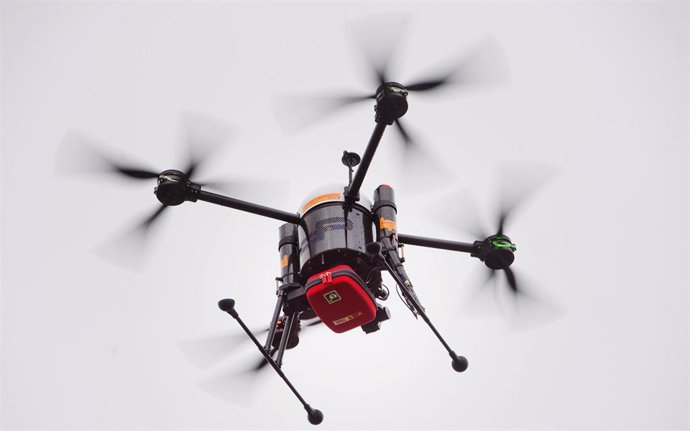 04 November 2019, Mecklenburg-Western Pomerania, Penkun: A drone transports a defibrillator, small devices that can revive the heart with an electric shock in the event of a cardiac arrest.