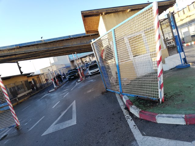 Estado de la valla de Ceuta tras ser embestida a toda velocidad por una furgoneta con 52 subsaharianos