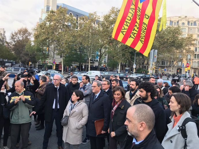 El president de la Generalitat Quim Torra arriba als voltants del TSJC i li reben Artur Mas, Roger Torrent i el seu Govern