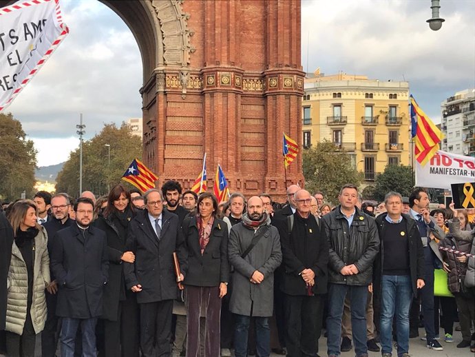 El president de la Generalitat, Quim Torra, arriba al TSJC per ser jutjat, i li abrigalla el Govern i membres de partits i entitats, el 18 de novembre de 2019