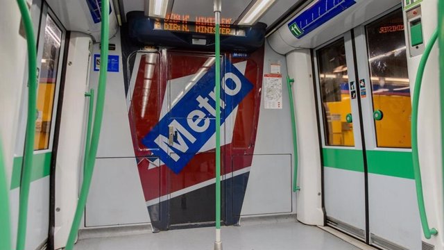 Imagen de recurso del interior de un vagón del Metro de Madrid.