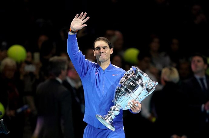 El tenista español Rafa Nadal sostiene el trofeo como número uno del mundo de la ATP de 2019 en el O2 Arena de Londres