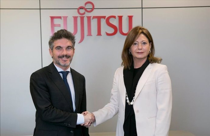 El presidente de la Asociación Española de Directivos, Xavier Gangonells, y la presidenta de Fujitsu en España, Ángeles Delgado, en un momento de la firma del acuerdo