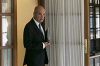 Page muestra su "absoluta confianza" en Chaves y Griñán