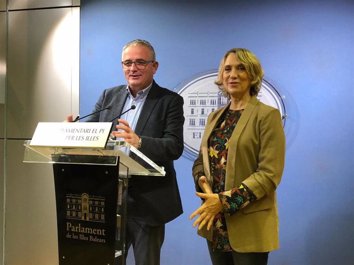 El portavoz del grupo parlamentario El Pi, Jaume Font, y la diputada de la formación, Catalina Pons.