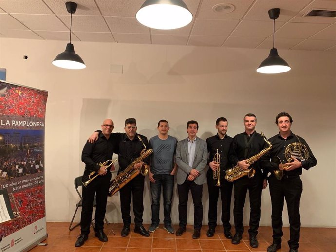 Quinteto de la Pamplonesa en el concierto de Valencia con el director general de Acción Exterior, Mikel Irujo
