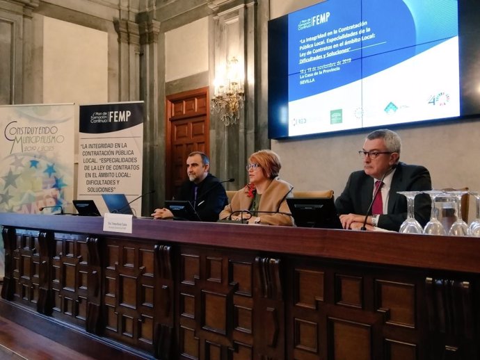 La secretaria general de la Federación Andaluza de Municipios y Provincias (FAMP), Teresa Muela, participa en Sevilla en unas unas jornadas sobre la contratación pública local.
