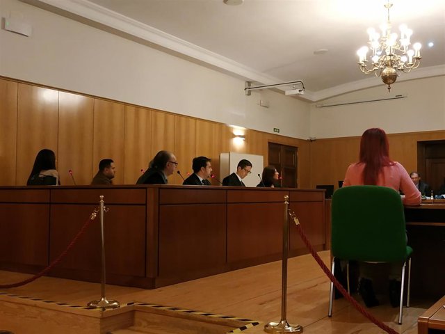 Los acusados de estafas en la adquisición de teléfonos móviles se conforman con condenas de dos años de prisión.