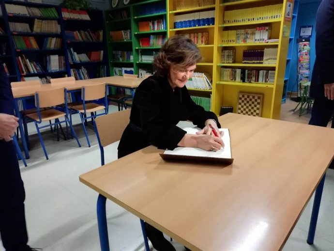 Carmen Calvo firma en el libro de honor del Colegio Público Carmen de Burgos, en Cabra (Córdoba).