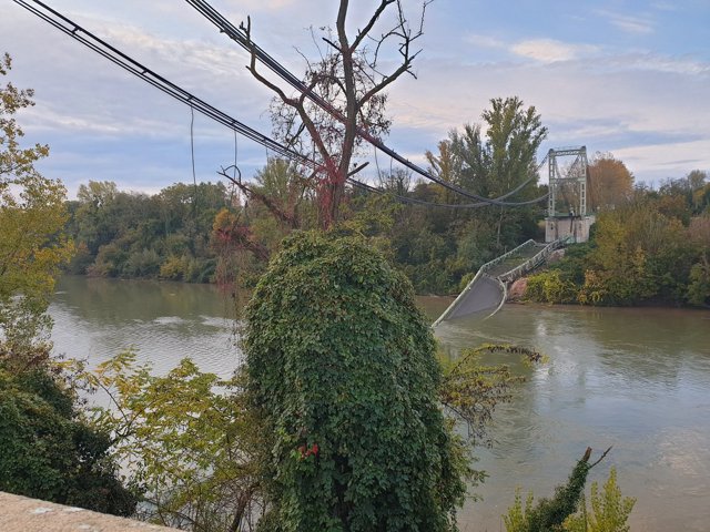 Vista del puente que se ha derrumbado esta mañana cerca de Toulouse , Francia