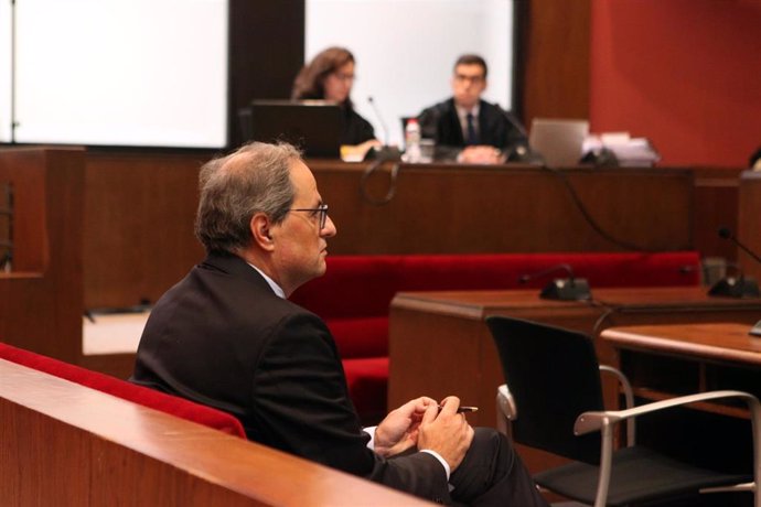 El president de la Generalitat, Quim Torra, en el banquillo del Tribunal Superior de Justicia de Cataluña, donde ha sido citado para declarar por no retirar símbolos independentistas del balcón del Palau de la Generalitat, en Barcelona /Catalunya (Españ