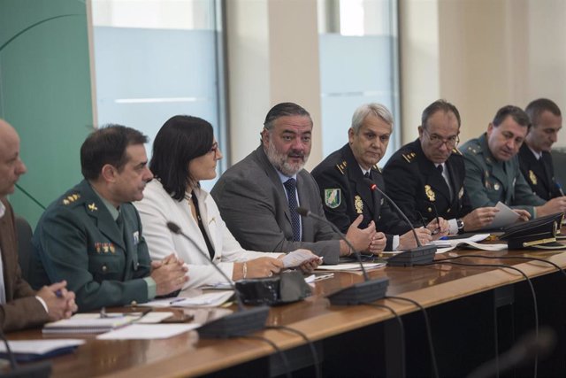 Imagen de la reunión entre el delegado de Gobierno de la Junta en Granada, Pablo García, con los cuerpos y fuerzas de seguridad del Estado que intervienen en el Plan Infoca en Granada