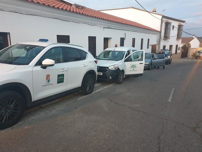 Vehículos policiales en Almadén