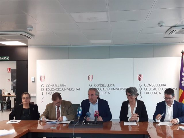 El conseller de Educación, Universidad e Investigación, Martí March, junto al rector de la Universitat de les Illes Balears, Llorenç Huguet, han presentado este lunes la aportación económica de la Conselleria a la UIB.