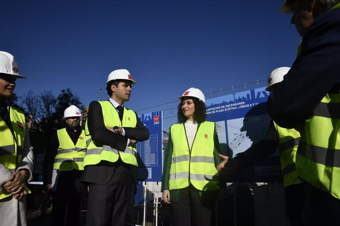 El vicepresidente de la Comunidad de Madrid, Ignacio Aguado y la presidenta, Isabel Díaz Ayuso, durante su visita a las obras de mejora en la accesibilidad de la estación de Metro de Plaza Elíptica, en Madrid (España), a 18 de noviembre de 2019.