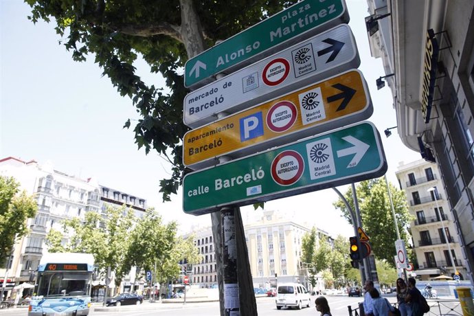 Señales de tráfico en la sque se indica el tráfico restringido en la zona de Madrid Central, excepto vehículos autorizados.