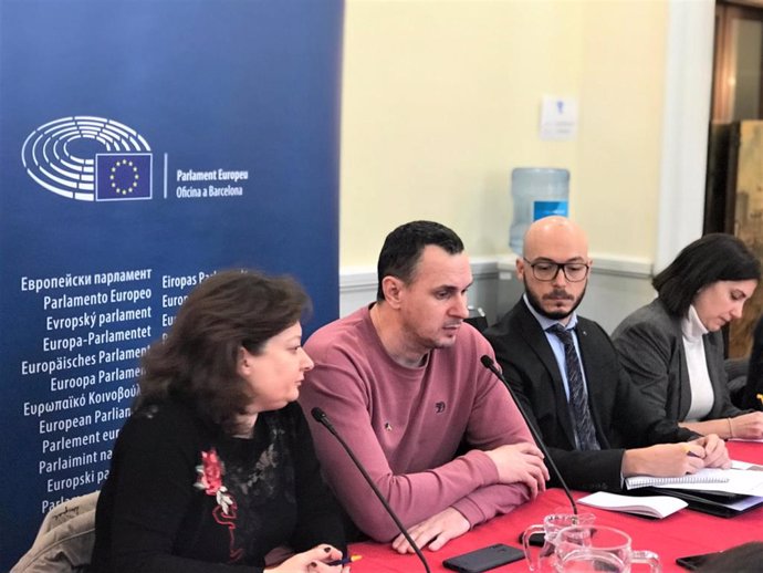 El cineasta ucraniano Oleg Sentsov en rueda de prensa con el director de la Oficina del Parlamento Europeo en Barcelona, Sergi Barrera, en el Collegi de Periodistes de Catalunya el 18 de noviembre de 2019