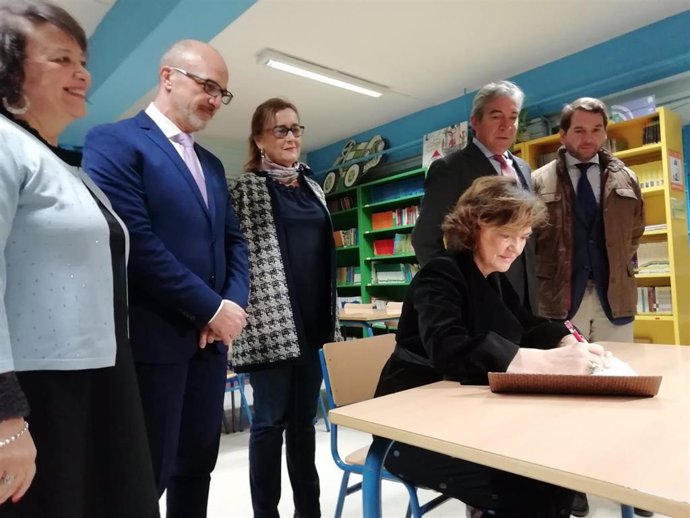 Carmen Calvo firma en el libro de honor del Colegio Público Carmen de Burgos, en Cabra (Córdoba), ante autoridades locales y provinciales.