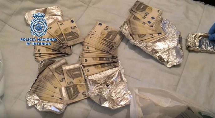 Bitllets falsos de cinc euros localitzats per la policia.