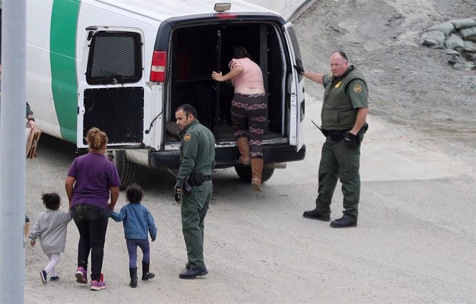 Detención de una familia en la frontera de Estados Unidos