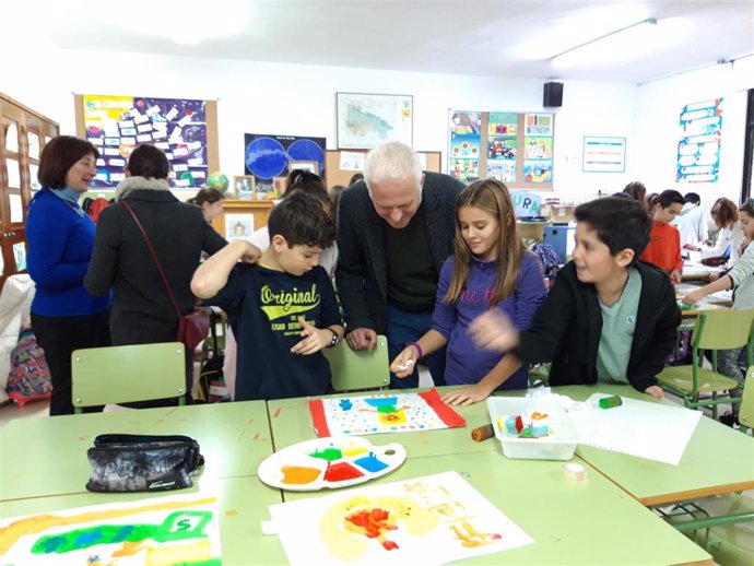 El alcalde de Logroño, Pablo Hermoso de Mendoza, con algunos de los escolares que participan en los talleres de ilustración del Festival CUENTALO.
