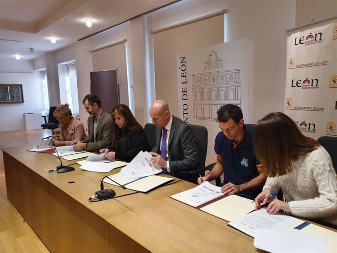 El alcalde de León, José Antonio Diez, firma el convenio de colaboración junto a los diferentes representantes de las asociaciones que ponen en marcha La Casa de Todos.
