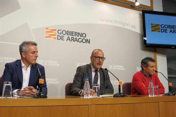 El consejero de Educación, Cultura y Deporte del Gobierno de Aragón, Felipe Faci, el director general de Deporte, Javier de Diego, y el responsable de Deportes de Aragón TV, Pedro Hernández.