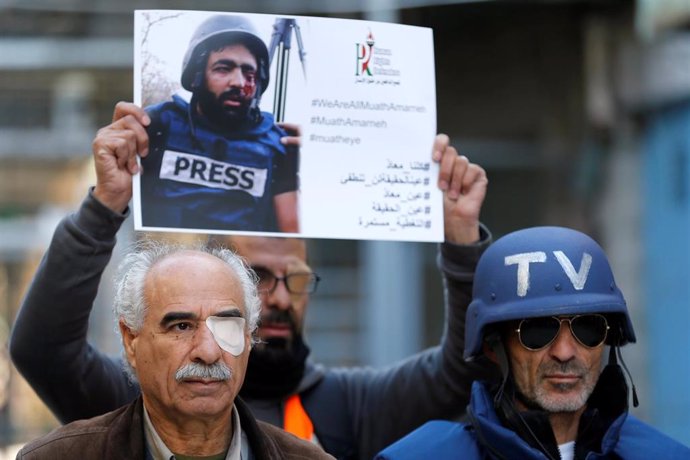 Protesta en apoyo a un fotoperiodista palestino que perdió un ojo por disparos de las fuerzas de Israel mientras cubría una manifestación en Cisjordania