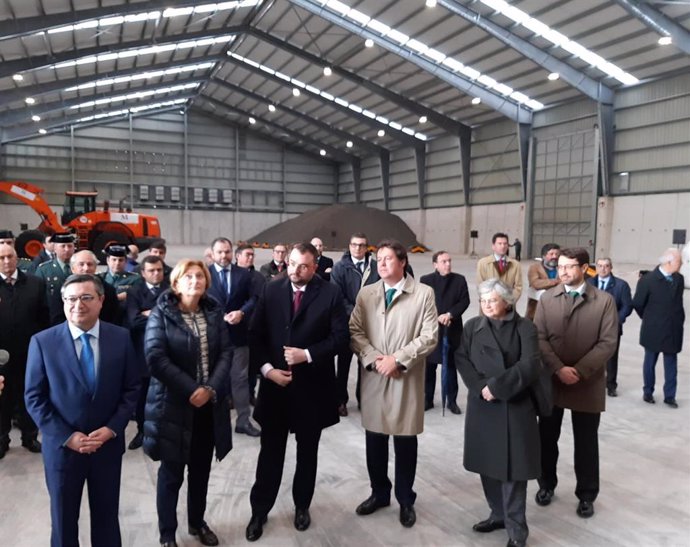 El presidente del Principado, Adrián Barbón, junto a otras autoridades durante la inauguración de la terminal de 'Masaveu Industria' en El Musel