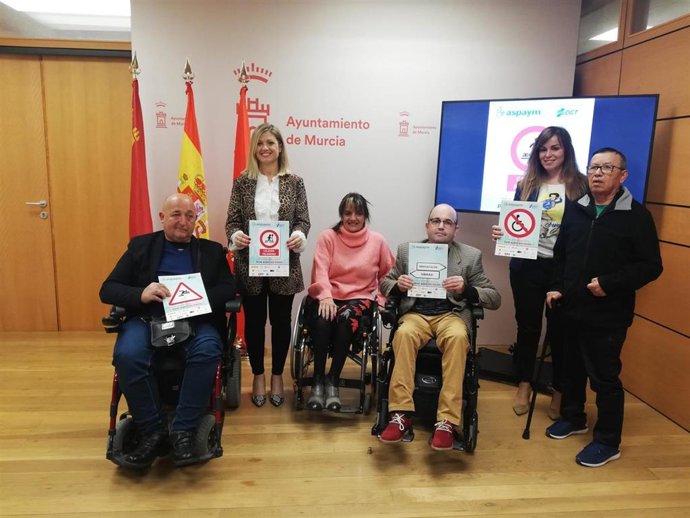 La concejala de Movilidad Sostenible y Juventud, Rebeca Pérez y la concejala de Mayores, Discapacidad y Cooperación al Desarrollo, Paqui Pérez junto a la vicepresidenta de Aspaym, María del Mar Martínez acompañados por miembros de la asociación.