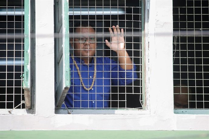 Paing Ye Thu, miembro de la compañía satírica Generación del Pavo Real, saluda a la prensa desde un tribunal de Rangún