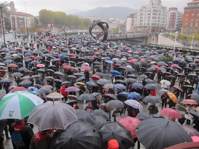 Concentración de pensionistas en Bilbao bajo la lluvia el 18 noviembre 2019