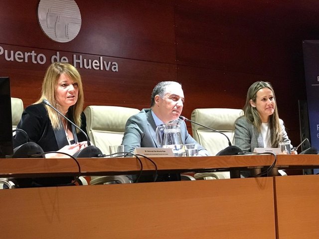 Elías Bendodo, junto a Pilar Miranda y Bella Verano, ante los medios en Huelva.