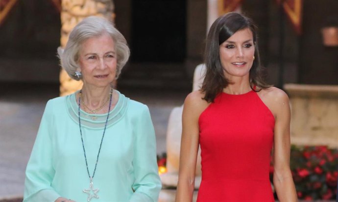 SUS MAJESTADES LOS REYES RECIBEN A LAS AUTORIDADES BALEARES EN EL PALACIO DE LA ALMUDAINA