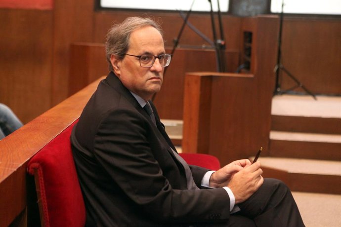 El president de la Generalitat, Quim Torra, al banc dels acusats del Tribunal Superior de Justícia de Catalunya, on ha estat citat per declarar per no retirar símbols independentistes del Palau de la Generalitat, Barcelona /Catalunya (Espanya)