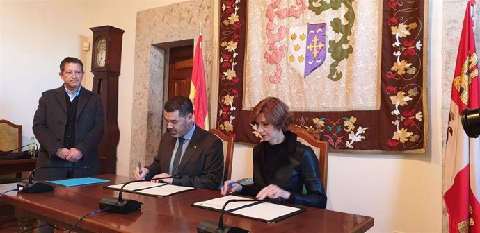 Firma del acuerdo entre la secretaria de Estado de Turismo y el presidente de la asociación 'Los pueblos más bonitos de España' en Candelario.