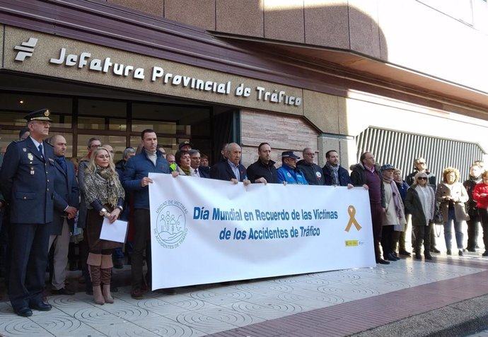 Minuto de silencio en recuerdo a las víctimas de accidentes de tráfico a la puerta de la Jefatura Provincial de Tráfico de Valladolid.