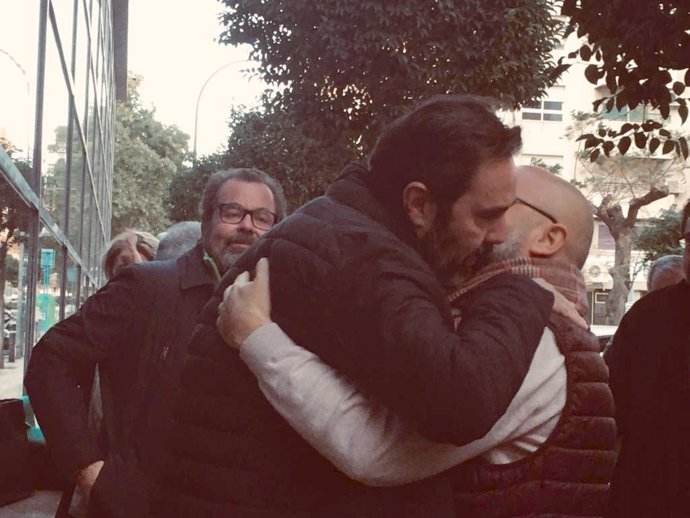 Miguel López se abraza a un amigo a la salida del juzgado tras conocer que el jurado le había declarado no culpable.