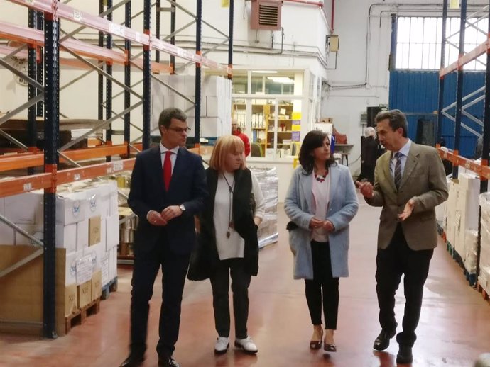 La presidenta del Gobierno, Concha Andreu, visita el Banco de Alimentos en compañía de su presidenta, José Manuel Calzada