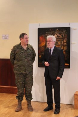 El general Rivas junto al autor de de la exposición, Miguel Ángel Soria.