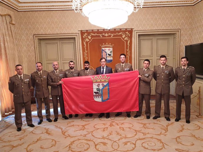 El alcalde de Salamanca y el coronel Guillermo José Rodríguez Berlandino junto a los militares del Regimiento de Especialidades de Ingenieros número 11 que viajarán a la Antártida.