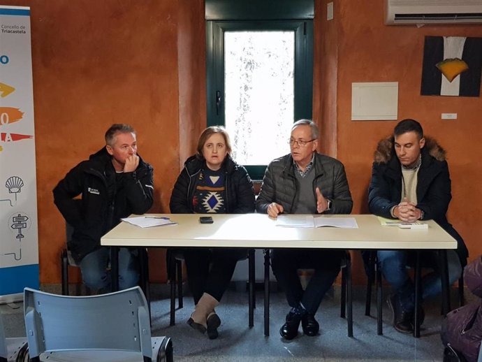 El director xeral de Gandaría, José Balseiros, se reúne con afectados por la plata de las ratas topo en Triacastela (Lugo)