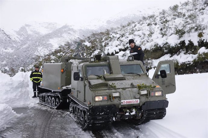 Imágenes de la Unidad Militar de Emergencia (UME) ayudando en Asturias por las nevadas 