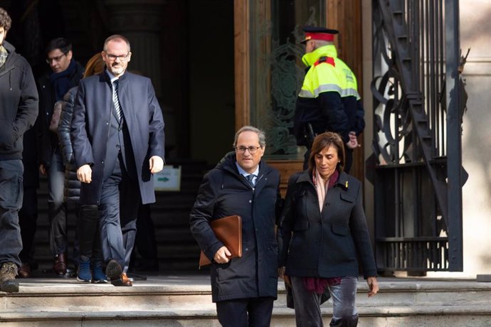 El presidente de la Generalitat, Quim Torra, sale del TSJC acompañado por su mujer tras declarar