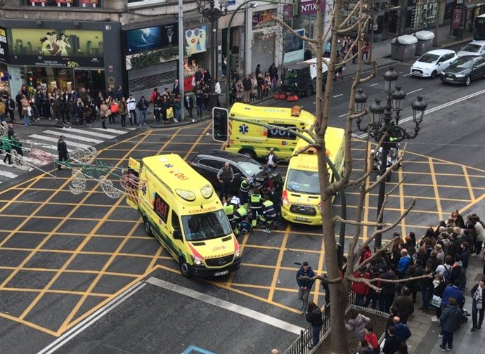 Tres personas han resultado este sábado heridas en el centro de Santander en una colisión entre una ambulancia que acudía a una urgencia y un coche