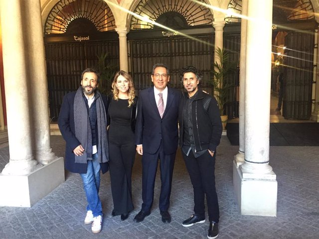 El presidente de la Fundación Cajasol, Antonio Pulido, con los artistas Rocío Márquez, Zapata y Arcángel,
